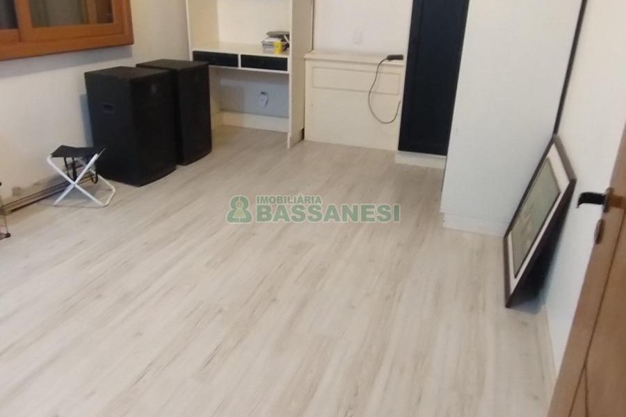 Casa com 208m², 5 dormitórios, 3 vagas, no bairro Santa Catarina em Caxias do Sul para Comprar