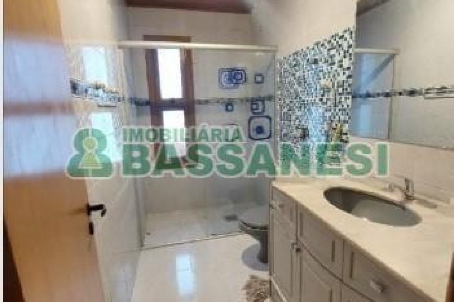 Casa com 208m², 5 dormitórios, 3 vagas, no bairro Santa Catarina em Caxias do Sul para Comprar