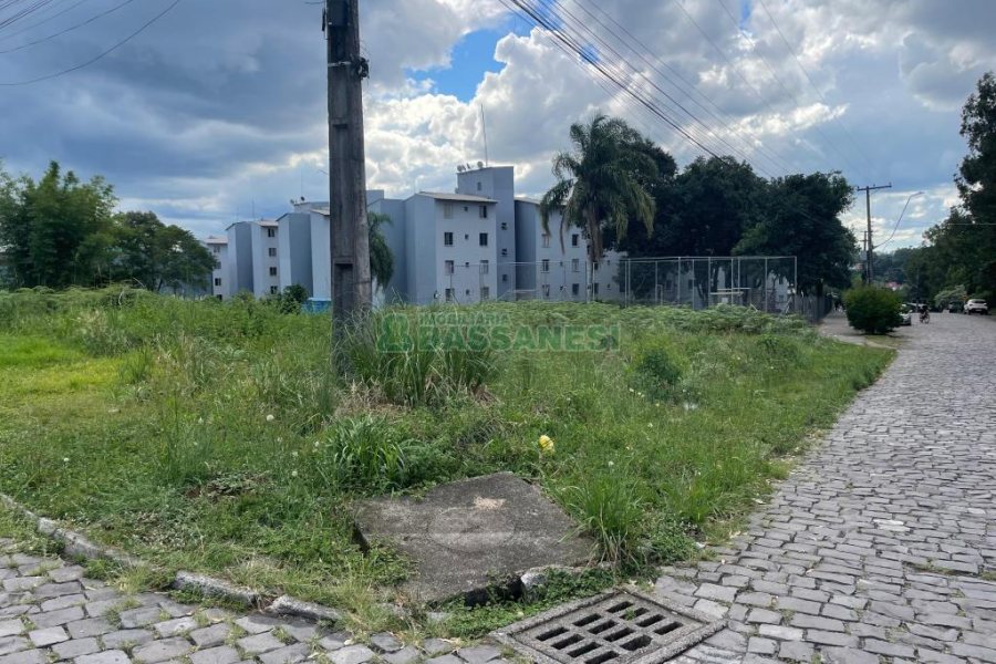 Terreno, no bairro Nossa Senhora das Graças em Caxias do Sul para Comprar