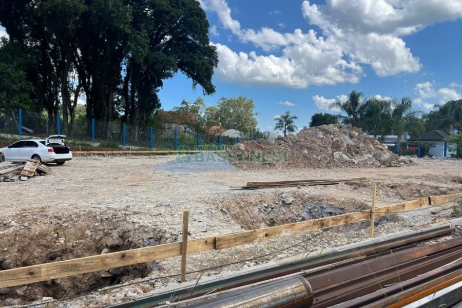 Pavilhão com 1364m², no bairro São Virgílio em Caxias do Sul para Alugar