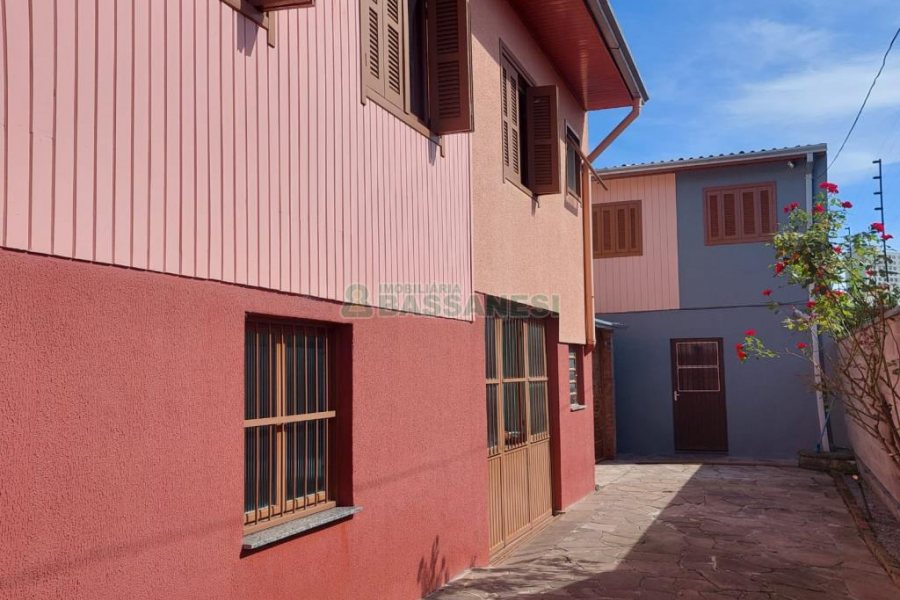 Casa com 56m², 2 dormitórios, 1 vaga, no bairro Rio Branco em Caxias do Sul para Alugar