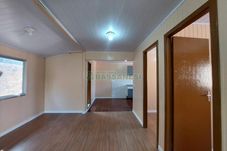 Casa com 56m², 2 dormitórios, 1 vaga, no bairro Rio Branco em Caxias do Sul para Alugar