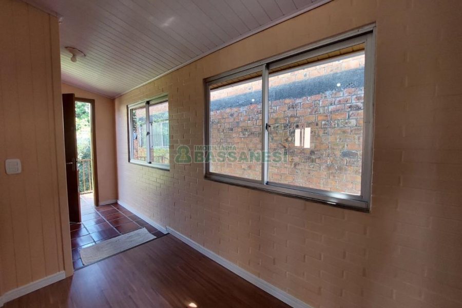 Casa com 56m², 2 dormitórios, 1 vaga, no bairro Rio Branco em Caxias do Sul para Alugar