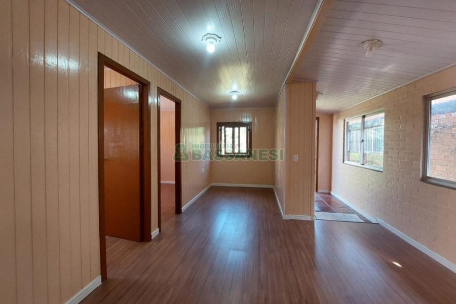 Casa com 56m², 2 dormitórios, 1 vaga, no bairro Rio Branco em Caxias do Sul para Alugar