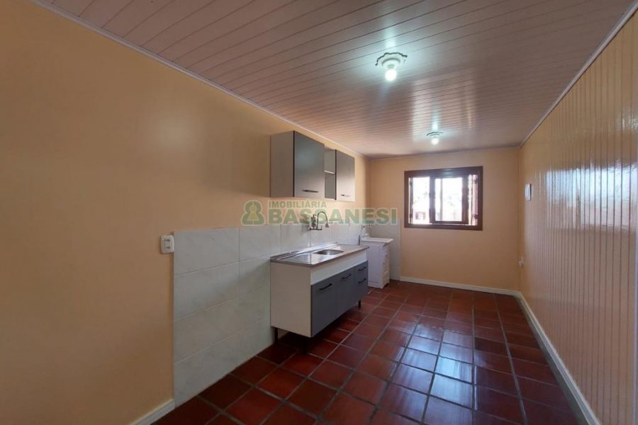 Casa com 56m², 2 dormitórios, 1 vaga, no bairro Rio Branco em Caxias do Sul para Alugar