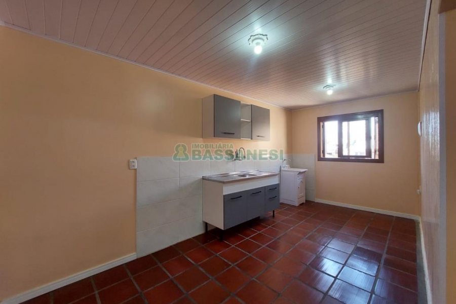 Casa com 56m², 2 dormitórios, 1 vaga, no bairro Rio Branco em Caxias do Sul para Alugar