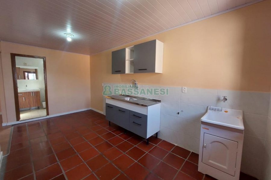 Casa com 56m², 2 dormitórios, 1 vaga, no bairro Rio Branco em Caxias do Sul para Alugar