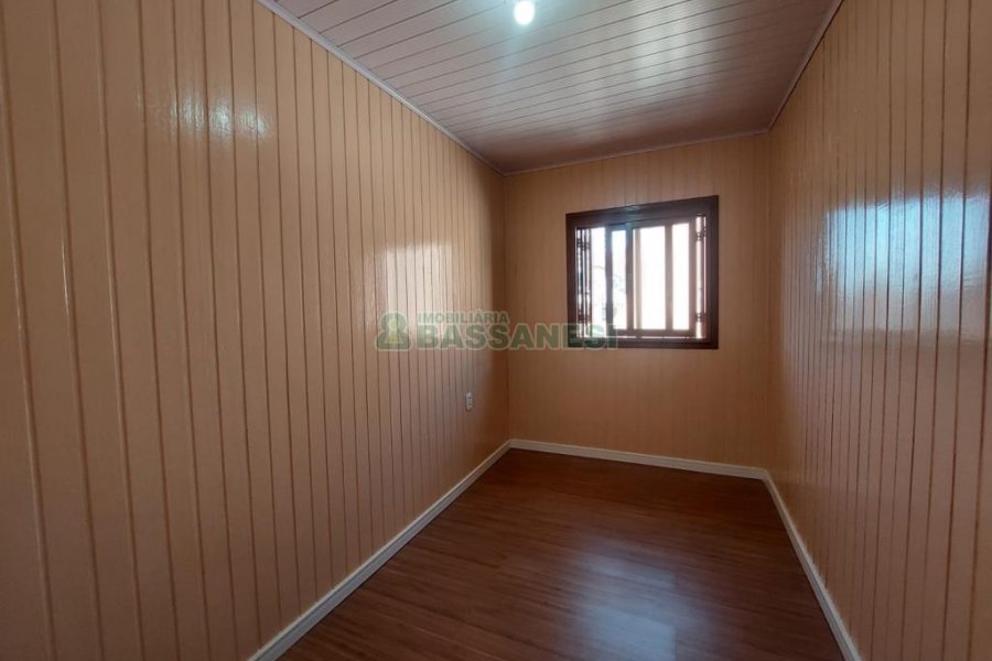 Casa com 56m², 2 dormitórios, 1 vaga, no bairro Rio Branco em Caxias do Sul para Alugar