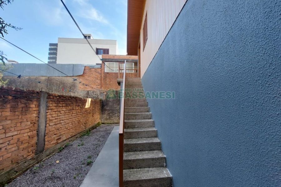 Casa com 56m², 2 dormitórios, 1 vaga, no bairro Rio Branco em Caxias do Sul para Alugar