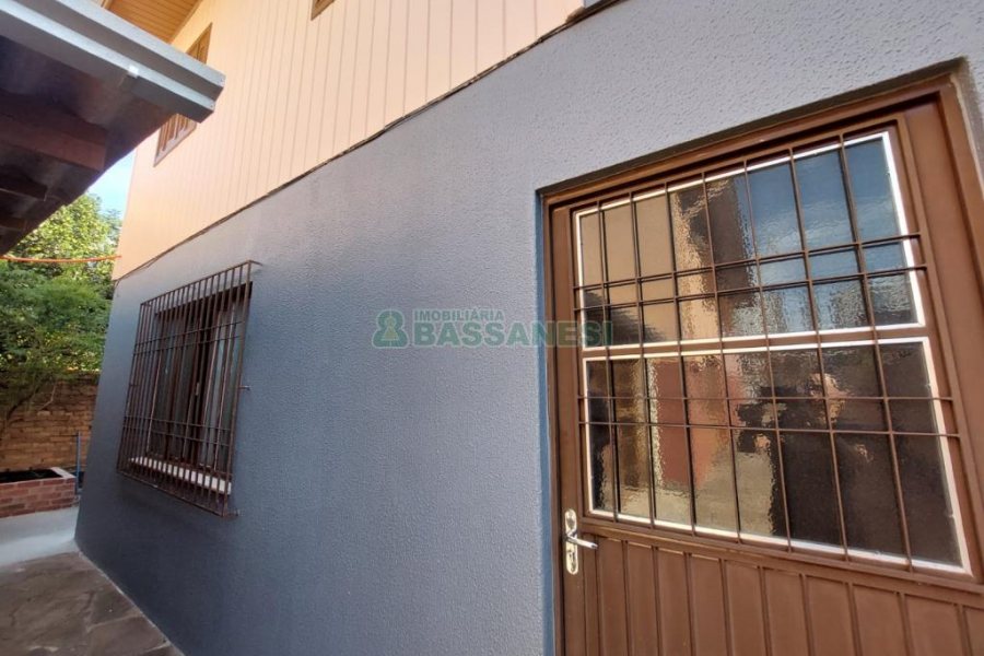 Casa com 56m², 2 dormitórios, 1 vaga, no bairro Rio Branco em Caxias do Sul para Alugar