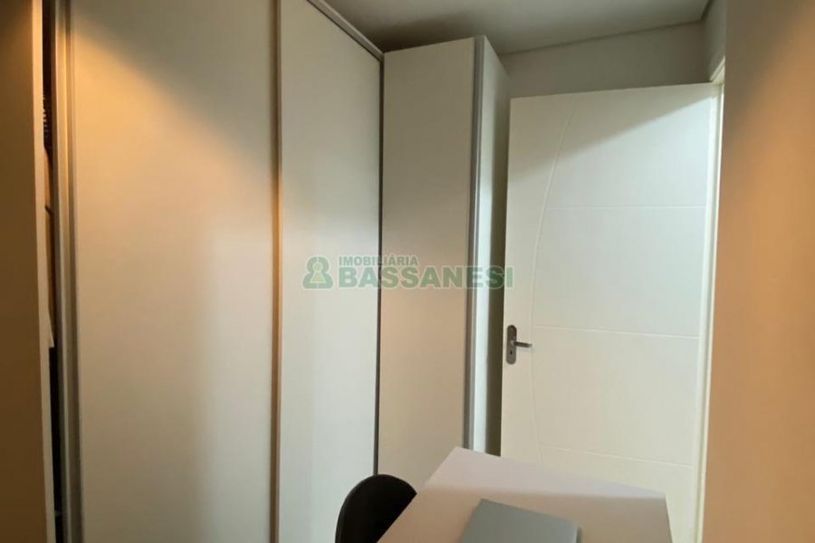 Apto Mobiliado com 56m², 2 dormitórios, 1 vaga, no bairro Pioneiro em Caxias do Sul para Alugar