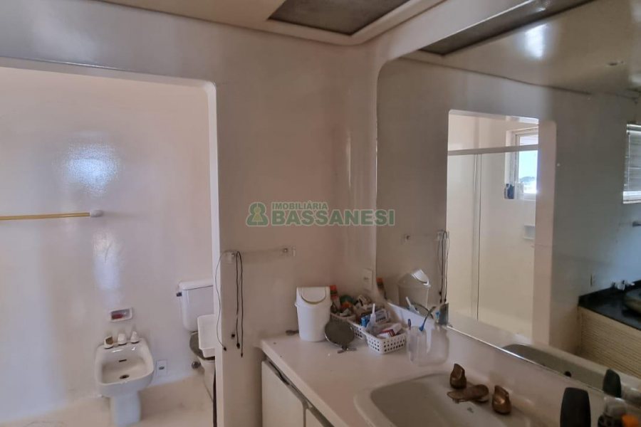 Apartamento com 299m², 3 dormitórios, 2 vagas, no bairro Centro em Caxias do Sul para Comprar