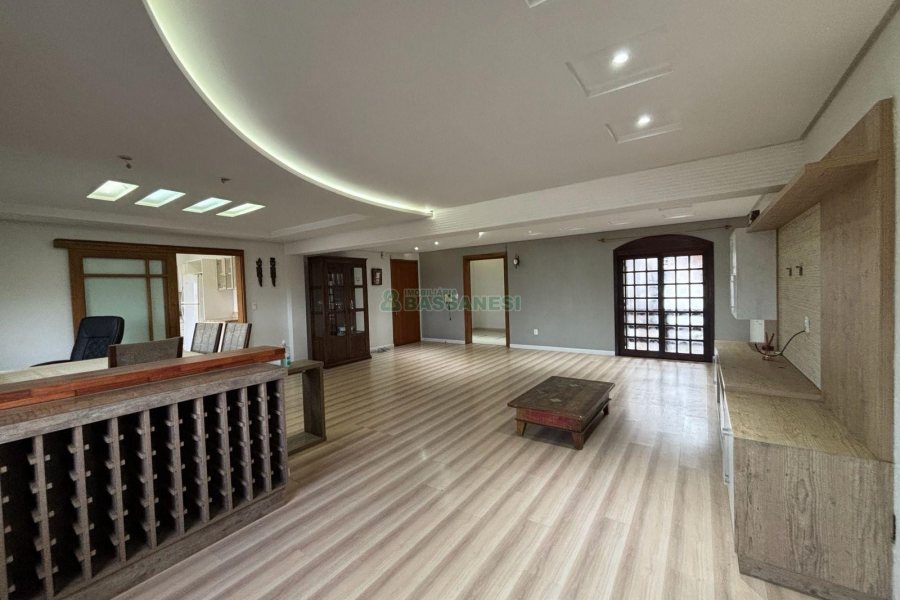 Casa com 628m², 3 dormitórios, 2 vagas, no bairro Cinqüentenário em Caxias do Sul para Comprar