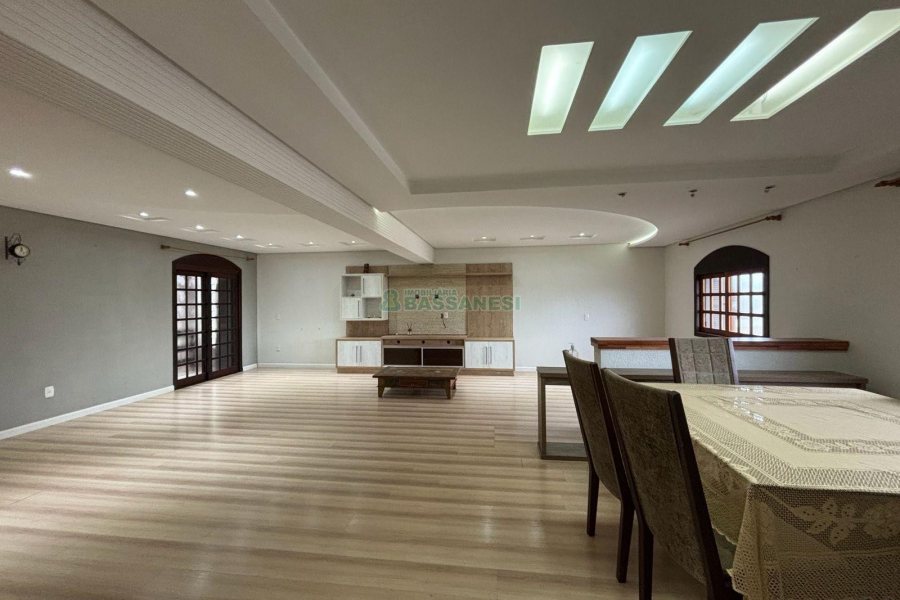 Casa com 628m², 3 dormitórios, 2 vagas, no bairro Cinqüentenário em Caxias do Sul para Comprar