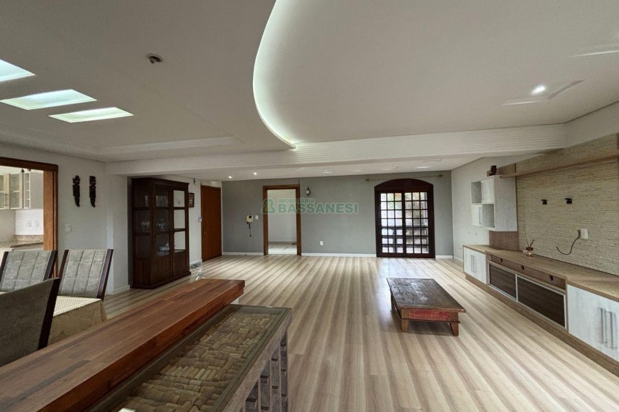 Casa com 628m², 3 dormitórios, 2 vagas, no bairro Cinqüentenário em Caxias do Sul para Comprar