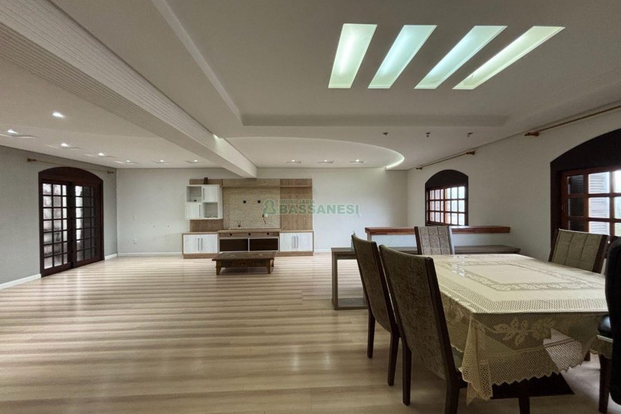 Casa com 628m², 3 dormitórios, 2 vagas, no bairro Cinqüentenário em Caxias do Sul para Comprar