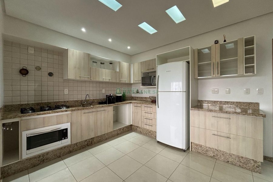 Casa com 628m², 3 dormitórios, 2 vagas, no bairro Cinqüentenário em Caxias do Sul para Comprar