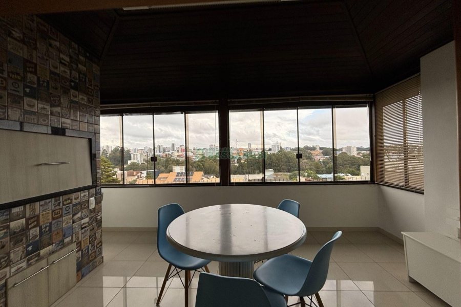 Casa com 628m², 3 dormitórios, 2 vagas, no bairro Cinqüentenário em Caxias do Sul para Comprar