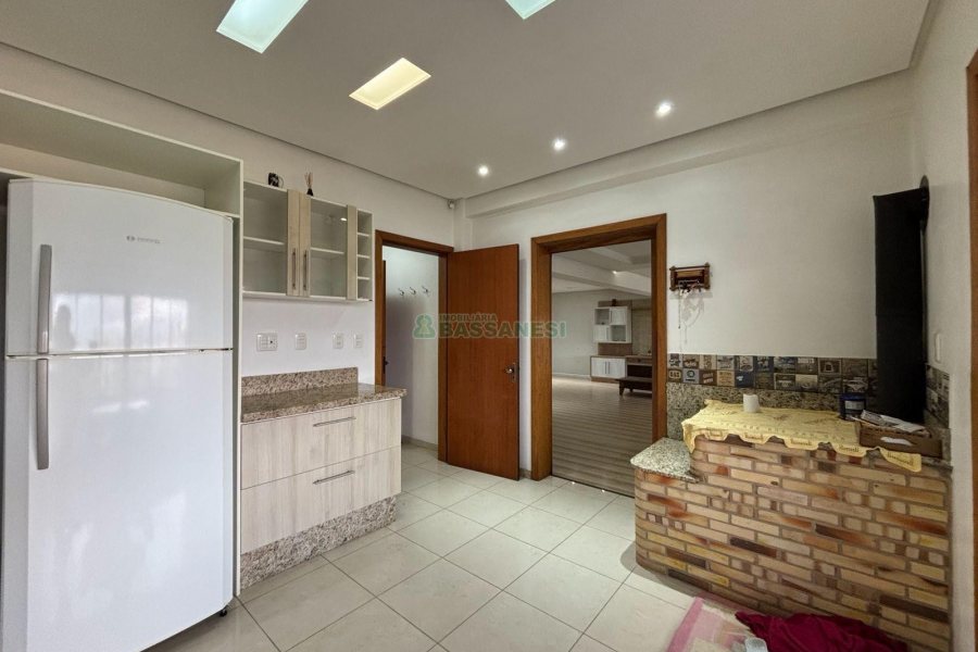 Casa com 628m², 3 dormitórios, 2 vagas, no bairro Cinqüentenário em Caxias do Sul para Comprar