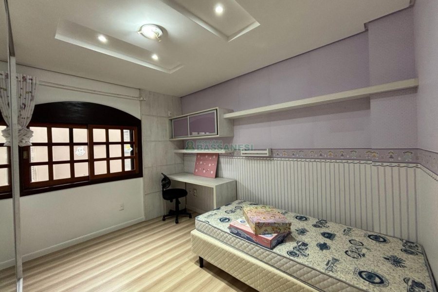 Casa com 628m², 3 dormitórios, 2 vagas, no bairro Cinqüentenário em Caxias do Sul para Comprar