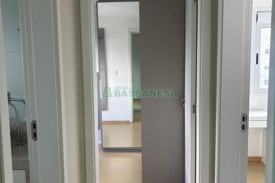 Apartamento com 58m², 2 dormitórios, 1 vaga, no bairro Planalto em Caxias do Sul para Alugar