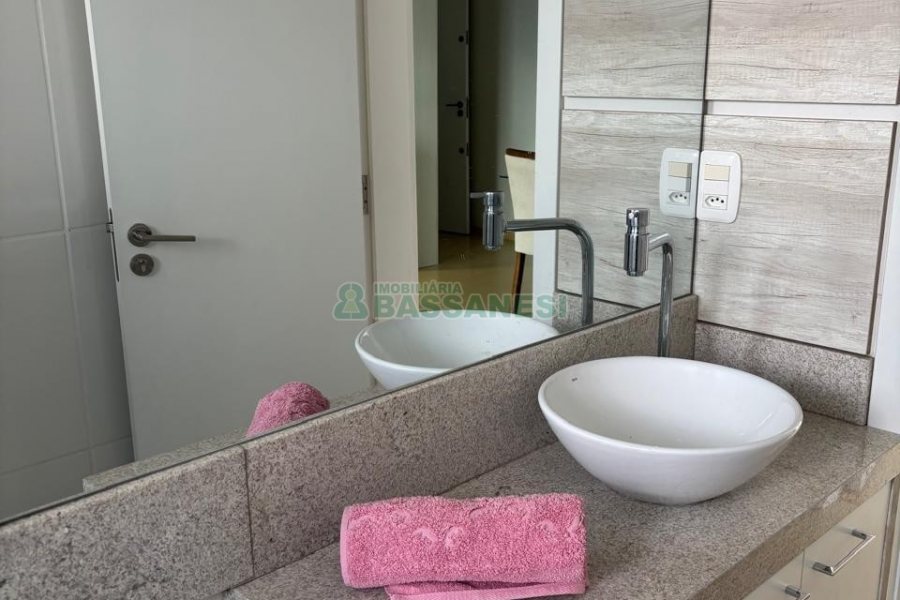 Apartamento com 58m², 2 dormitórios, 1 vaga, no bairro Planalto em Caxias do Sul para Alugar