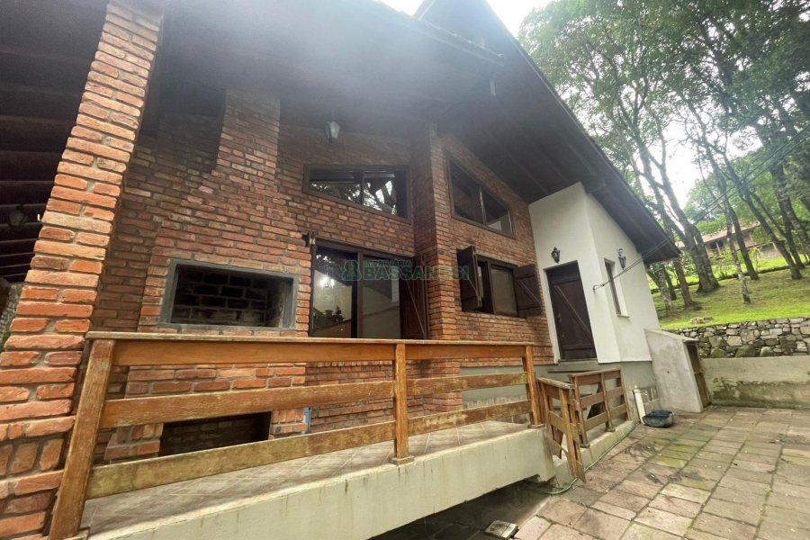 Chácara com 393m², 4 dormitórios, 4 vagas, no bairro Linha 30 em Caxias do Sul para Comprar