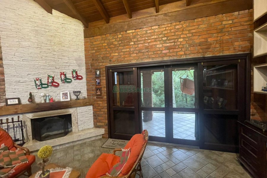 Chácara com 393m², 4 dormitórios, 4 vagas, no bairro Linha 30 em Caxias do Sul para Comprar