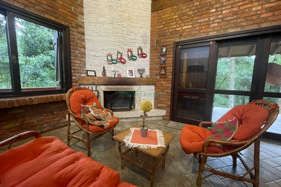 Chácara com 393m², 4 dormitórios, 4 vagas, no bairro Linha 30 em Caxias do Sul para Comprar