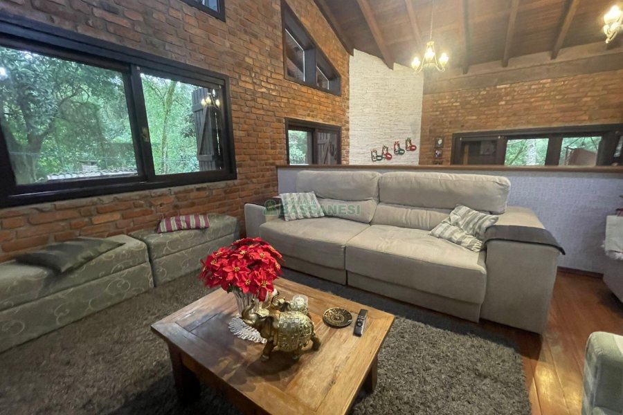 Chácara com 393m², 4 dormitórios, 4 vagas, no bairro Linha 30 em Caxias do Sul para Comprar