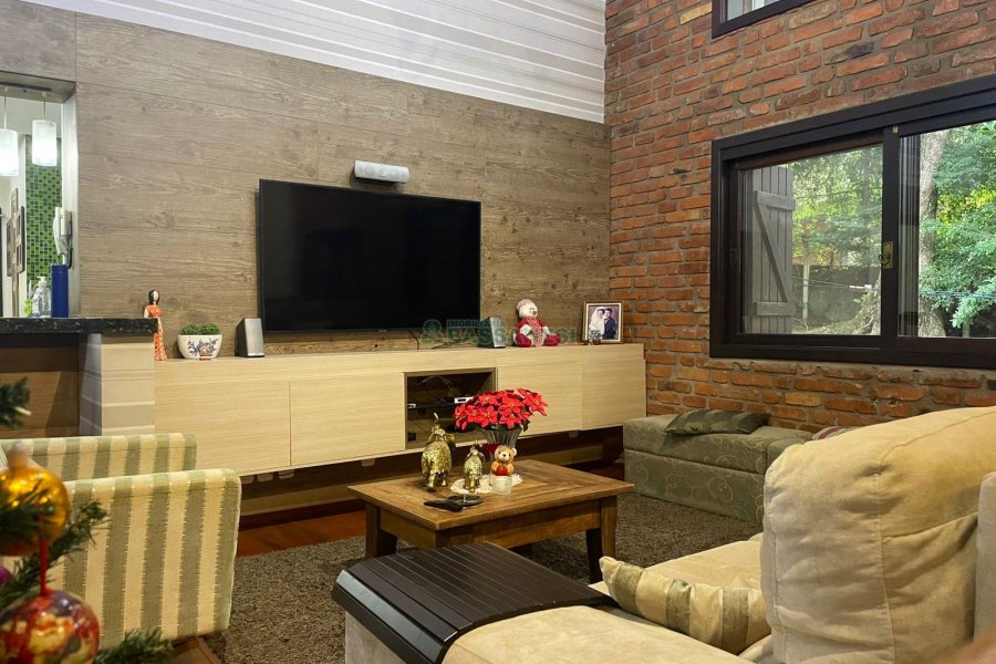 Chácara com 393m², 4 dormitórios, 4 vagas, no bairro Linha 30 em Caxias do Sul para Comprar