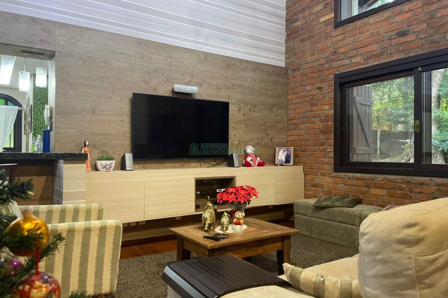 Chácara com 393m², 4 dormitórios, 4 vagas, no bairro Linha 30 em Caxias do Sul para Comprar