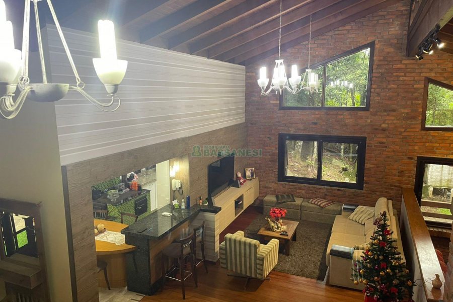 Chácara com 393m², 4 dormitórios, 4 vagas, no bairro Linha 30 em Caxias do Sul para Comprar