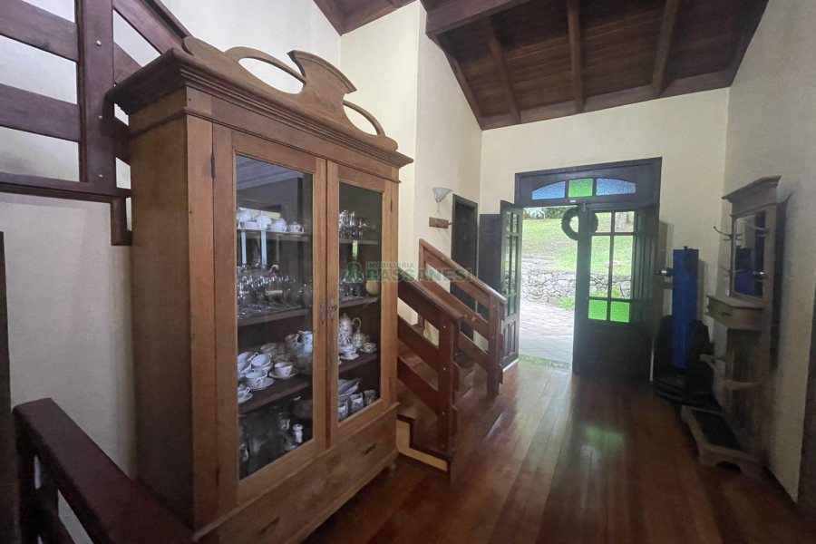 Chácara com 393m², 4 dormitórios, 4 vagas, no bairro Linha 30 em Caxias do Sul para Comprar