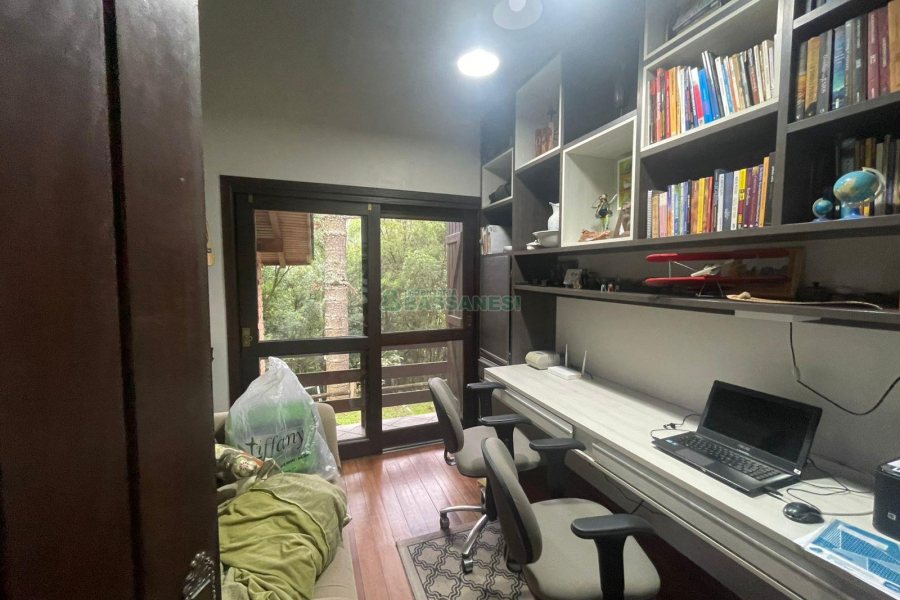 Chácara com 393m², 4 dormitórios, 4 vagas, no bairro Linha 30 em Caxias do Sul para Comprar