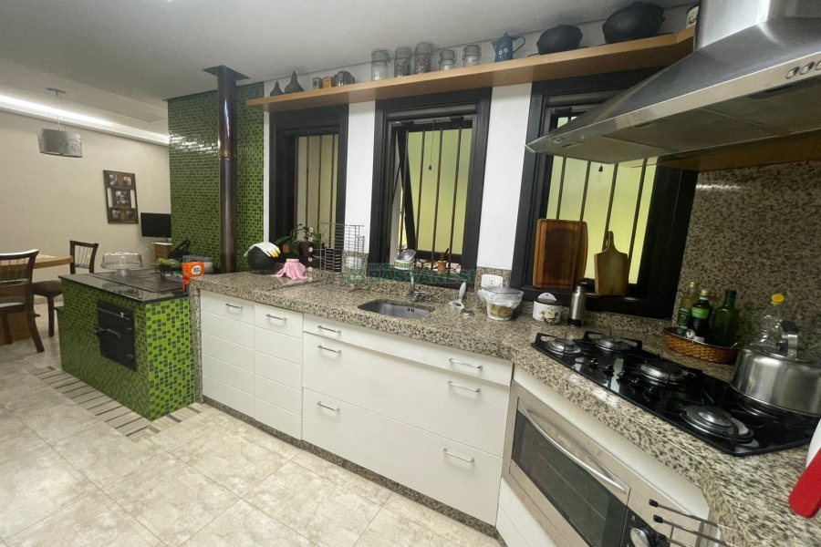 Chácara com 393m², 4 dormitórios, 4 vagas, no bairro Linha 30 em Caxias do Sul para Comprar