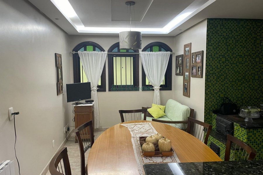Chácara com 393m², 4 dormitórios, 4 vagas, no bairro Linha 30 em Caxias do Sul para Comprar