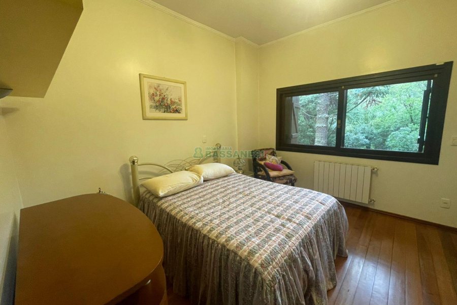 Chácara com 393m², 4 dormitórios, 4 vagas, no bairro Linha 30 em Caxias do Sul para Comprar