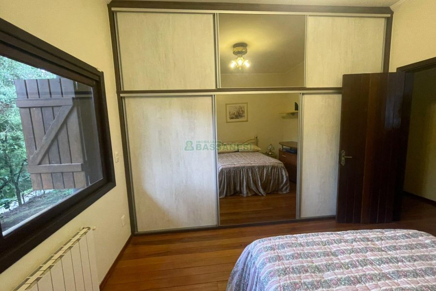 Chácara com 393m², 4 dormitórios, 4 vagas, no bairro Linha 30 em Caxias do Sul para Comprar