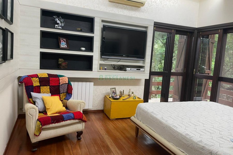 Chácara com 393m², 4 dormitórios, 4 vagas, no bairro Linha 30 em Caxias do Sul para Comprar