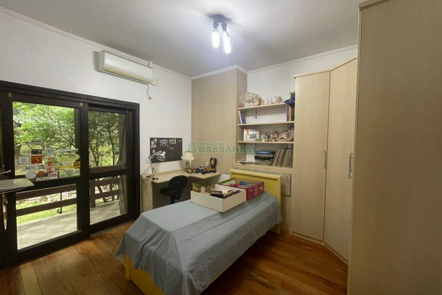 Chácara com 393m², 4 dormitórios, 4 vagas, no bairro Linha 30 em Caxias do Sul para Comprar