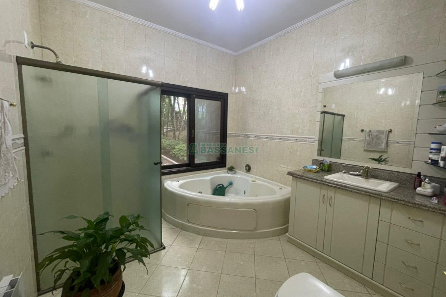 Chácara com 393m², 4 dormitórios, 4 vagas, no bairro Linha 30 em Caxias do Sul para Comprar