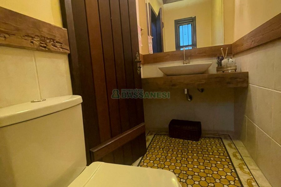 Chácara com 393m², 4 dormitórios, 4 vagas, no bairro Linha 30 em Caxias do Sul para Comprar