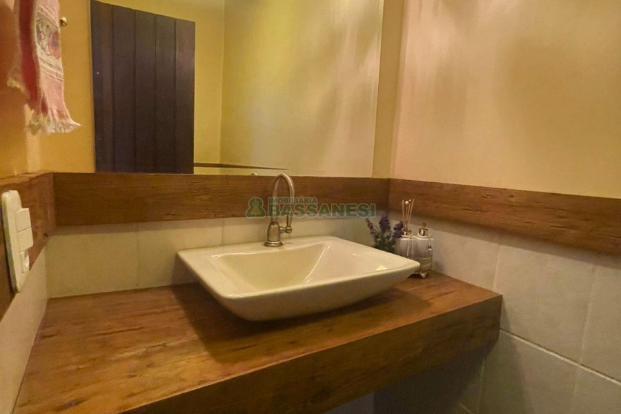 Chácara com 393m², 4 dormitórios, 4 vagas, no bairro Linha 30 em Caxias do Sul para Comprar