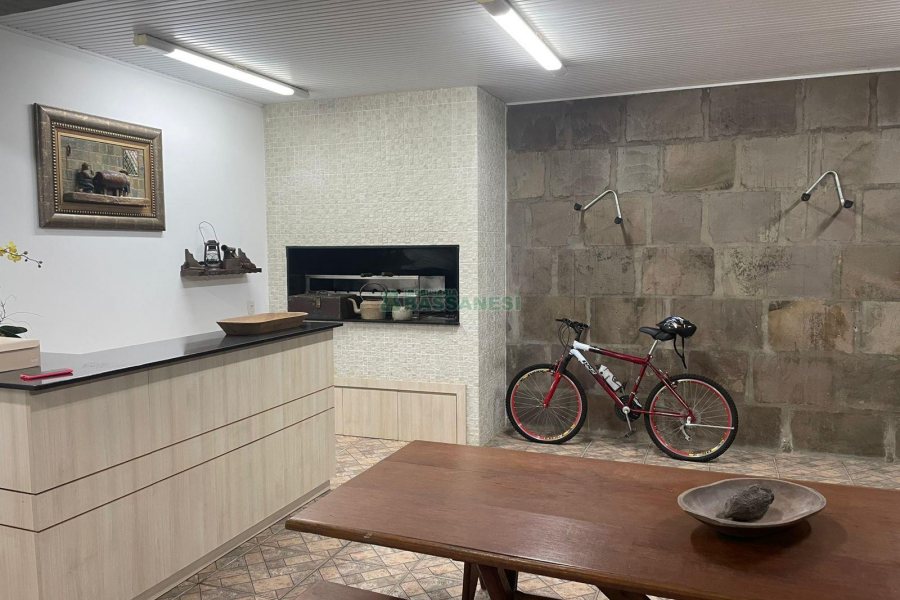 Chácara com 393m², 4 dormitórios, 4 vagas, no bairro Linha 30 em Caxias do Sul para Comprar