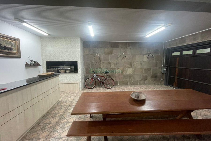 Chácara com 393m², 4 dormitórios, 4 vagas, no bairro Linha 30 em Caxias do Sul para Comprar