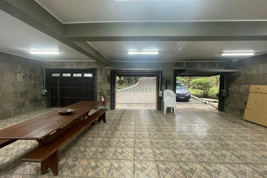 Chácara com 393m², 4 dormitórios, 4 vagas, no bairro Linha 30 em Caxias do Sul para Comprar