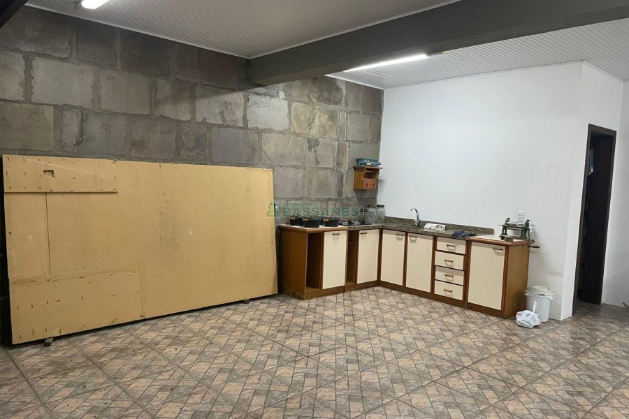 Chácara com 393m², 4 dormitórios, 4 vagas, no bairro Linha 30 em Caxias do Sul para Comprar