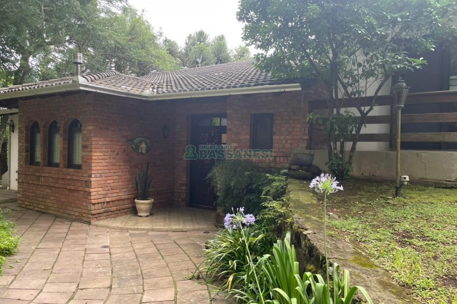 Chácara com 393m², 4 dormitórios, 4 vagas, no bairro Linha 30 em Caxias do Sul para Comprar