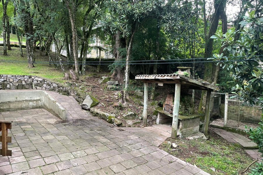 Chácara com 393m², 4 dormitórios, 4 vagas, no bairro Linha 30 em Caxias do Sul para Comprar